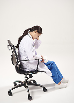 포토 JPG 스튜디오촬영 전신 여자 청진기 회색배경 휴식 실내 피곤 마스크 한명 앉기 20대 옆모습 한국인 의료진 의사 바이러스 사회이슈 성인여자한명만 코로나바이러스 노마스크 델타변이바이러스 국내포토 직업 1 뷰포인트 백그라운드 컨셉 의학 의료기기 모션 사람 동양인 청년 내부 회색 여자한명만 성인여자만 파일형식