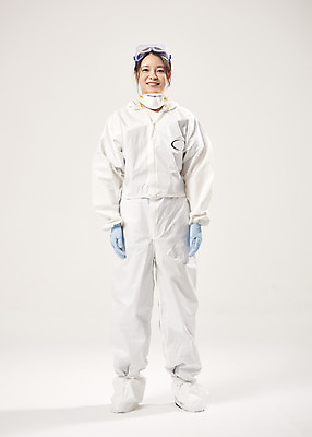 포토 JPG 스튜디오촬영 전신 여자 회색배경 실내 마스크 한명 서기 미소 20대 앞모습 한국인 의료진 의사 바이러스 사회이슈 보안경 성인여자한명만 코로나바이러스 방역복 방역사 턱스크 델타변이바이러스 국내포토 직업 1 옷 뷰포인트 백그라운드 컨셉 의학 모션 표정 사람 동양인 청년 내부 회색 안전장비 방역 합성어 여자한명만 성인여자만 파일형식