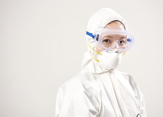 포토 JPG 스튜디오촬영 여자 회색배경 실내 마스크 한명 서기 상반신 20대 옆모습 한국인 의료진 의사 바이러스 사회이슈 보안경 성인여자한명만 코로나바이러스 방역복 델타변이바이러스 국내포토 직업 1 옷 뷰포인트 백그라운드 컨셉 의학 모션 사람 동양인 청년 내부 회색 안전장비 방역 여자한명만 성인여자만 파일형식