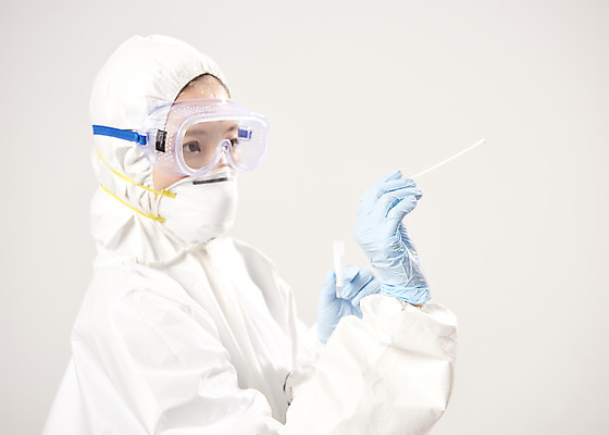 포토 JPG 스튜디오촬영 여자 회색배경 실내 마스크 한명 서기 상반신 20대 옆모습 한국인 의료진 의사 바이러스 사회이슈 검사_조사 보안경 성인여자한명만 코로나바이러스 방역복 검진키트 델타변이바이러스 PCR검사 국내포토 직업 1 옷 뷰포인트 백그라운드 컨셉 의학 모션 사람 동양인 청년 내부 회색 의료용품 안전장비 방역 여자한명만 성인여자만 파일형식