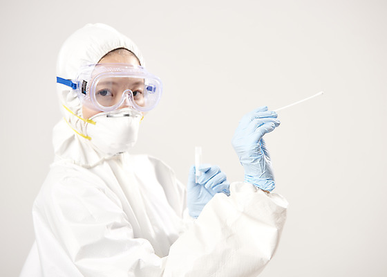 포토 JPG 스튜디오촬영 여자 회색배경 실내 마스크 한명 서기 상반신 20대 옆모습 한국인 의료진 의사 바이러스 사회이슈 보안경 성인여자한명만 코로나바이러스 방역복 검진키트 델타변이바이러스 국내포토 직업 1 옷 뷰포인트 백그라운드 컨셉 의학 모션 사람 동양인 청년 내부 회색 의료용품 안전장비 방역 여자한명만 성인여자만 파일형식