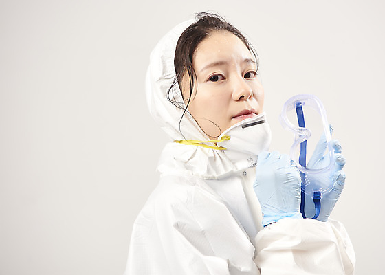 포토 JPG 스튜디오촬영 여자 회색배경 실내 마스크 한명 서기 상반신 20대 옆모습 한국인 의료진 의사 바이러스 사회이슈 보안경 힘듦 성인여자한명만 코로나바이러스 방역복 턱스크 델타변이바이러스 국내포토 직업 1 옷 뷰포인트 백그라운드 컨셉 의학 모션 사람 동양인 청년 내부 회색 안전장비 방역 합성어 여자한명만 성인여자만 파일형식