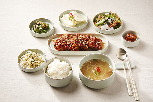 포토 JPG 스튜디오촬영 한식 음식 재료 밥 반찬 실내 사람없음 밥상 흰배경 국 코다리 국내포토 백그라운드 탁자 어류 내부 흰색 파일형식