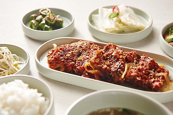 포토 JPG 스튜디오촬영 한식 음식 밥 반찬 실내 근접촬영 사람없음 상차림 밥상 흰배경 국 코다리 국내포토 뷰포인트 백그라운드 탁자 어류 내부 흰색 파일형식