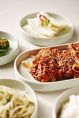 포토 JPG 스튜디오촬영 한식 반찬 실내 근접촬영 사람없음 상차림 밥상 흰배경 국 코다리 국내포토 음식 뷰포인트 백그라운드 탁자 어류 내부 흰색 파일형식