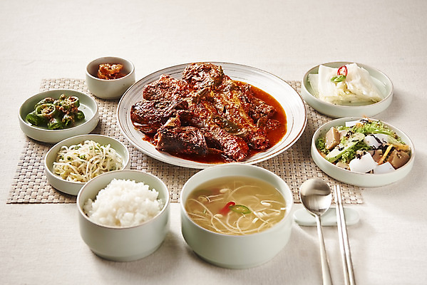 포토 JPG 스튜디오촬영 한식 밥 반찬 실내 사람없음 상차림 밥상 흰배경 국 코다리 국내포토 음식 백그라운드 탁자 어류 내부 흰색 파일형식