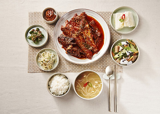 포토 JPG 스튜디오촬영 한식 음식 밥 반찬 실내 사람없음 하이앵글 상차림 밥상 흰배경 국 코다리 국내포토 뷰포인트 백그라운드 탁자 어류 내부 흰색 파일형식