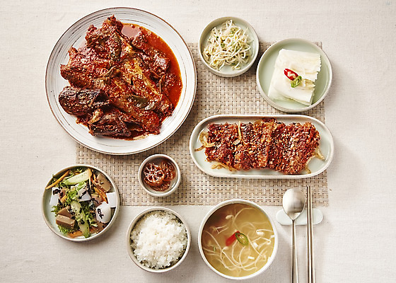 포토 JPG 스튜디오촬영 한식 음식 밥 반찬 실내 사람없음 하이앵글 상차림 밥상 흰배경 국 코다리 국내포토 뷰포인트 백그라운드 탁자 어류 내부 흰색 파일형식