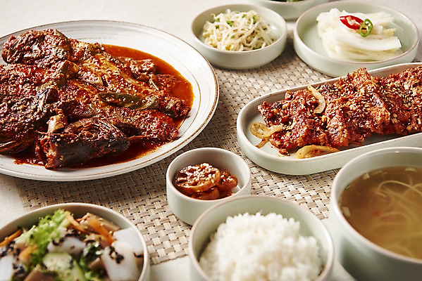 포토 JPG 스튜디오촬영 한식 음식 밥 반찬 실내 사람없음 상차림 밥상 흰배경 국 코다리 국내포토 백그라운드 탁자 어류 내부 흰색 파일형식