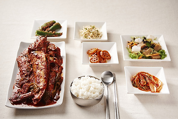 포토 JPG 스튜디오촬영 한식 음식 밥 반찬 실내 사람없음 상차림 밥상 흰배경 국 코다리 국내포토 백그라운드 탁자 어류 내부 흰색 파일형식