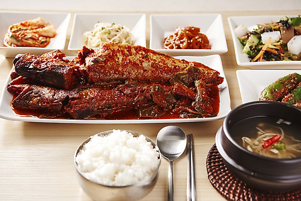 포토 JPG 스튜디오촬영 한식 음식 밥 반찬 실내 사람없음 상차림 밥상 흰배경 국 코다리 국내포토 백그라운드 탁자 어류 내부 흰색 파일형식