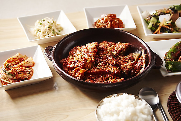 포토 JPG 스튜디오촬영 한식 음식 밥 반찬 실내 사람없음 상차림 밥상 흰배경 국 코다리 국내포토 백그라운드 탁자 어류 내부 흰색 파일형식