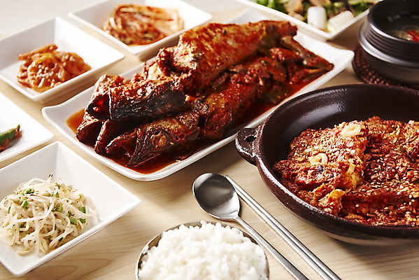 포토 JPG 스튜디오촬영 한식 음식 밥 반찬 실내 사람없음 상차림 밥상 흰배경 국 코다리 국내포토 백그라운드 탁자 어류 내부 흰색 파일형식