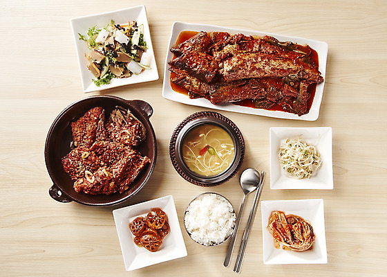 포토 JPG 스튜디오촬영 한식 음식 밥 반찬 실내 사람없음 하이앵글 상차림 밥상 흰배경 국 코다리 국내포토 뷰포인트 백그라운드 탁자 어류 내부 흰색 파일형식