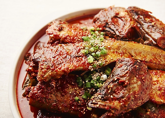 포토 JPG 스튜디오촬영 한식 음식 실내 누끼 근접촬영 사람없음 흰배경 코다리 코다리조림 국내포토 뷰포인트 백그라운드 어류 내부 흰색 조림 파일형식