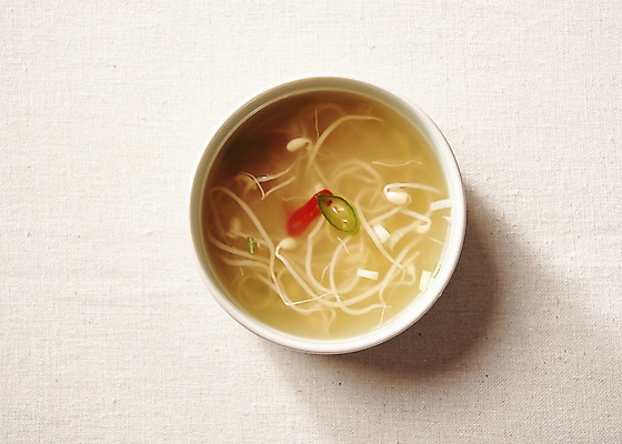 포토 JPG 스튜디오촬영 반찬 실내 사람없음 하이앵글 흰배경 콩나물국 국내포토 음식 뷰포인트 백그라운드 내부 흰색 국물 파일형식