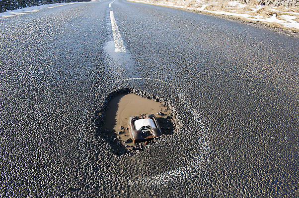 포토 JPG 해외이미지 도로 선 여행 자연 거리 풍경 사람없음 손상 시골 구멍 고속도로 위험 아스팔트 묘사 깨짐 해외202009 해외포토 길 컨셉 교통시설 생태계 파일형식