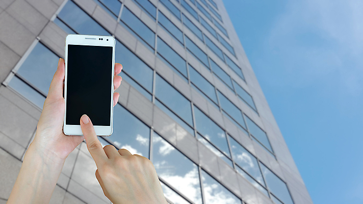 포토 JPG 해외이미지 손 컨셉 인터넷 비즈니스 통신 모바일 새로움 사람없음 건물 스마트폰 핸드폰 사무실 디지털 스크린 공백 장비 터치 정보 흰색 잡기 도시 업무 메시지 무선전화기 전화기 상업 전자 보여주기 PDA 멀티미디어 리뷰 터치스크린 카피스페이스 셀룰러 4G 해외202009 해외포토 건축물 컬러 모션 IT 신체부위 전자제품 스마트기기 작업 파일형식