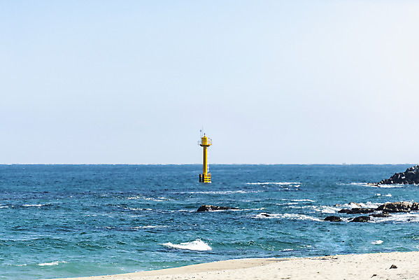 포토 JPG 주간 모래 파도 바다 여행 겨울 자연 하늘 한국 등대 풍경 사람없음 야외 관광지 해수욕장 강원도 강릉 국내여행 영진해변 국내포토 자연요소 계절 아시아 해변 생태계 파일형식