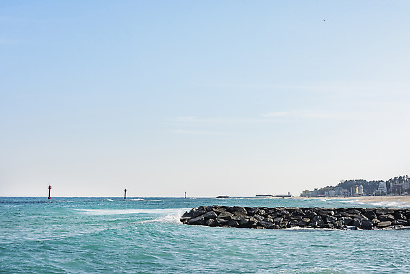 포토 JPG 주간 파도 바다 여행 겨울 자연 하늘 한국 등대 풍경 사람없음 야외 관광지 강원도 강릉 국내여행 영진해변 국내포토 자연요소 계절 아시아 해변 생태계 파일형식
