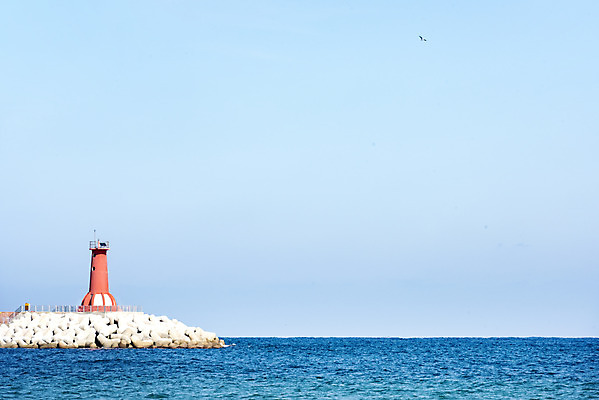 포토 JPG 주간 파도 바다 여행 겨울 자연 하늘 한국 등대 풍경 사람없음 야외 관광지 방파제 강원도 강릉 국내여행 영진해변 국내포토 자연요소 계절 공공시설 아시아 해변 생태계 파일형식