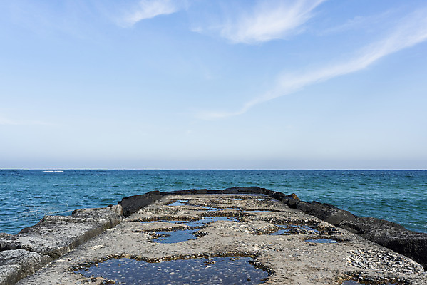 포토 JPG 주간 파도 바다 여행 겨울 자연 하늘 한국 풍경 사람없음 야외 관광지 방파제 강원도 강릉 국내여행 영진해변 국내포토 자연요소 계절 공공시설 아시아 해변 생태계 파일형식
