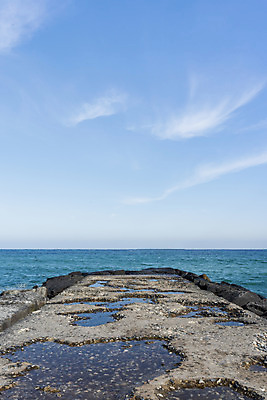 포토 JPG 주간 파도 바다 여행 겨울 자연 하늘 한국 풍경 사람없음 야외 관광지 방파제 강원도 강릉 국내여행 영진해변 국내포토 자연요소 계절 공공시설 아시아 해변 생태계 파일형식