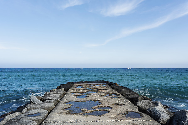 포토 JPG 주간 파도 바다 여행 겨울 자연 하늘 한국 풍경 사람없음 야외 관광지 방파제 강원도 강릉 국내여행 영진해변 국내포토 자연요소 계절 공공시설 아시아 해변 생태계 파일형식