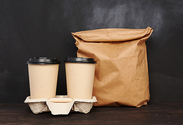 포토 JPG 해외이미지 검은배경 사람없음 종이봉투 종이컵 일회용 플라스틱 컵뚜껑 테이크아웃컵 해외202009 해외포토 백그라운드 재질 봉투 컵 검은색 뚜껑 파일형식