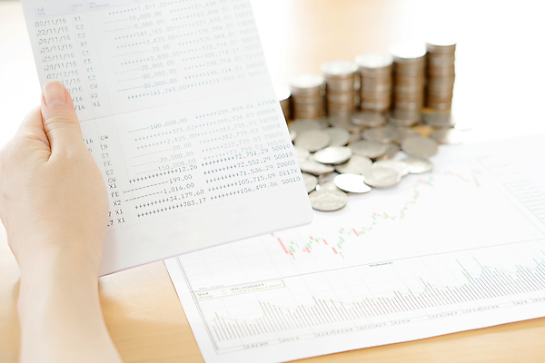 포토 JPG 해외이미지 손 종이 돈 비즈니스 성공 설계 사람없음 컴퓨터그래픽 책 가로 금융 빛 쌓기 동전 저축 비즈니스우먼 계산 재산 문서 투자 만들기 결제 우표 점검 빚 해외202009 해외포토 여자 컨셉 모션 신체부위 그래픽 경제 직장인 파일형식