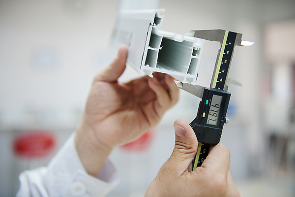 포토 JPG 해외이미지 손 산업 백그라운드 부분 노동자 사람없음 옆모습 금속 디지털 기계 장비 흰색 기구 공구 업무 실험실 제조 소프트포커스 플라스틱 측정 오브젝트 치수 기어 공학 계량기 인치 캘리퍼스 정확 해외202009 해외포토 직업 교육 뷰포인트 컬러 컨셉 재질 촬영기법 실험 신체부위 도구 작업 파일형식