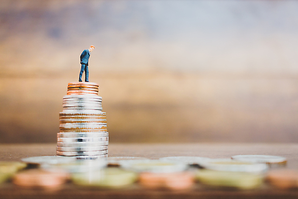 포토 JPG 해외이미지 남자 포즈 백그라운드 돈 비즈니스 사업가 사람 정장 사람없음 금융 장난감 숫자 우주 금속 동전 미니어처 업무 비즈니스맨 재산 작음 상인 리더 상업 딜러 판매원 미니 운영자 해외202009 해외포토 직업 문자 옷 재질 경제 모형 작업 직장인 크기 파일형식