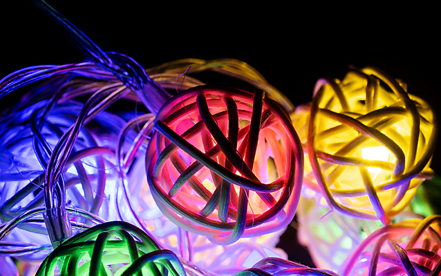 포토 JPG 해외이미지 전통 디자인 선 백그라운드 크리스마스 일러스트 전구 휴가 경사 이벤트 사람없음 장식 빨간색 초록색 파란색 빛 컬러풀 노란색 파티 검은색 축제 어둠 축하 인사 생일 철사 빛망울 광 등나무 엘리먼트 해외202009 해외포토 나무 기념일 컬러 컨셉 예절 파일형식