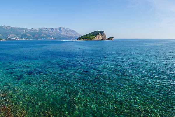 포토 JPG 해외이미지 유럽 모래 바다 여행 자연 하늘 휴가 바닥 풍경 사람없음 물 여름 파란색 반사 수중 조약돌 투명 생태계 휴양지 암초 노려봄 내추럴 몬테네그로 해외202009 해외포토 자연요소 계절 나라 컬러 표정 장소 돌_바위 파일형식