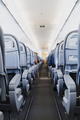포토 JPG 해외이미지 의자 비행기 사람없음 소프트포커스 통로 해외202009 해외포토 가구 항공교통 대중교통 촬영기법 파일형식