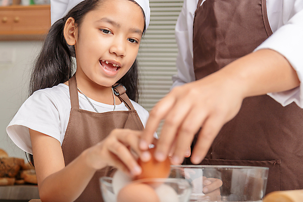 포토 JPG 해외이미지 라이프스타일 여자 딸 행복 어린이 음식 재료 가족 엄마 주택 건강 사랑 요리 한명 사람 주방 계란 식사 앞치마 빵집 신선 도움 가르침 달콤 준비 반죽 만들기 보여주기 나눔 도우미 페스츄리 해외202009 해외포토 1 교육 감정 빵 컨셉 관계 모션 건물 생활 상점 알 맛 파일형식