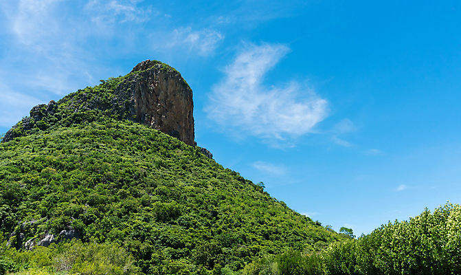 포토 JPG 해외이미지 나무 구름 계절 여행 컨셉 태국 하늘 휴가 휴식 산 따뜻함 사람없음 물 여름 맑음 바위 언덕 운하 해외202009 해외포토 자연요소 식물 아시아 날씨 돌_바위 파일형식