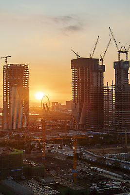 포토 JPG 해외이미지 실루엣 산업 건축양식 하늘 풍경 사람없음 건물 강 도시풍경 태양 일출 탑 황혼 일몰 새벽 도시 야간 저녁 기중기 런던 스카이라인 싱가폴 해외202009 해외포토 자연요소 건축물 건축 아시아 영국 촬영기법 노을 중장비 파일형식