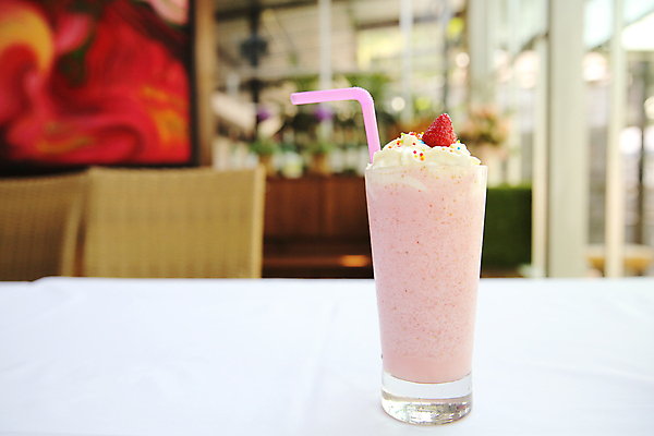 포토 JPG 해외이미지 열매 음료 음식 분홍색 과일 유리 탁자 딸기 디저트 사람없음 달콤 밀크쉐이크 해외202009 해외포토 식물 컬러 가구 재질 맛 쉐이크 파일형식