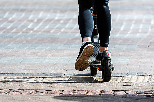 포토 JPG 해외이미지 라이프스타일 여자 도로 여행 신발 교통시설 모션 모바일 미래 휴식 거리 기술 그림자 사람 사람없음 야외 유행 운전 에너지 스쿠터 도시 바퀴 기다림 승차 에코 해외202009 해외포토 길 교통 컨셉 생활 환경 오토바이 시설 파일형식