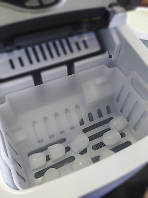 포토 JPG 해외이미지 라이프스타일 음료 음식 새로움 실내 사람없음 세로 물 반짝임 인테리어 유행 주방 냉동 얼음 기계 신선 바 오픈 열 투명 우아함 플라스틱 상쾌 서리 온도 건강식 접근 해외202009 해외포토 자연요소 디자인 감정 컨셉 모션 재질 내부 생활 파일형식