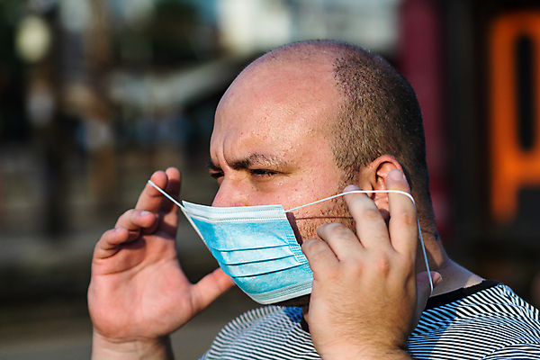 포토 JPG 해외이미지 백인 남자 거리 건강 마스크 한명 사람 상반신 야외 옆모습 찡그림 질병 소프트포커스 착용 성인남자한명만 코로나바이러스 포스트코로나 해외202009 델타변이바이러스 위드코로나 해외포토 서양인 1 뷰포인트 의학 촬영기법 표정 바이러스 사회이슈 남자한명만 성인남자만 파일형식
