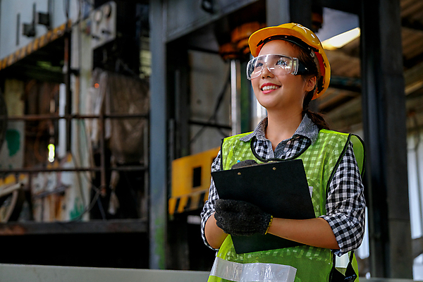 포토 JPG 해외이미지 주간 여자 한명 서기 들기 사람 상반신 성인 야외 앞모습 업무 물류창고 성인여자한명만 해외202009 해외포토 자연요소 1 뷰포인트 모션 작업 창고 여자한명만 성인여자만 파일형식