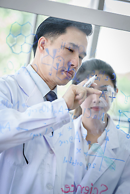포토 JPG 해외이미지 학생 응시 과학 장갑 백그라운드 교실 유리 설계 건강 현미경 실험 사람 동양인 두명 초록색 파란색 학습 스터디 거울 장비 시험 의사 흰색 공구 기록 업무 가르침 실험실 미끄럼틀 생명공학 과학자 플라스크 분석 문서 생물학 비커 폴더 유리그릇 튜브 화학물질 해외202009 해외포토 직업 그릇 시선 잡화 교육 컬러 컨셉 의학 학교 재질 실험기구 인종 의료진 도구 작업 화학 놀이기구 파일 학자 파일형식