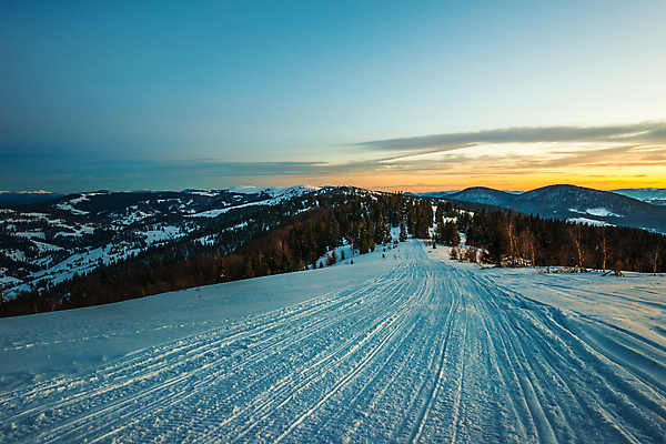 포토 JPG 해외이미지 나무 계절 유럽 여행 백그라운드 겨울 자연 하늘 휴가 산 파노라마 풍경 사람없음 야외 파란색 우주 환경 냉동 얼음 황혼 일몰 하이킹 추위 흰색 시골 야간 숲 신비 서리 북쪽 내추럴 산악지대 절정 폭설 눈내림 가문비나무 해외202009 해외포토 자연요소 식물 나라 컬러 컨셉 레저 눈_날씨 촬영기법 노을 자연재해 방향 생태계 파일형식