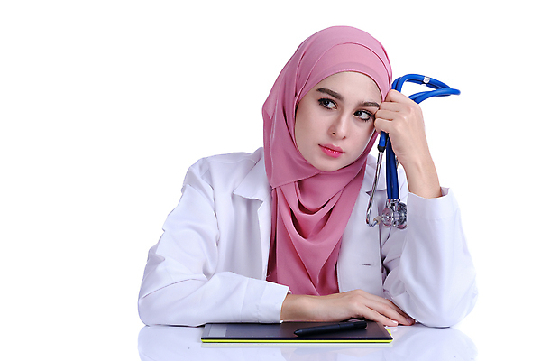 포토 JPG 해외이미지 직업 라이프스타일 응시 여자 청진기 실내 건강 병원 한명 서기 미소 사람 성인 가로 약 건강관리 자료 환자 간호사 의사 정보 대표 이슬람교 서비스 보여주기 적재 독립 돌봄 서류판 인턴 해외202009 우호적 해외포토 1 시선 종교 컨셉 비즈니스 의학 의료기기 모션 표정 관리 내부 생활 사무용품 의료진 파일형식