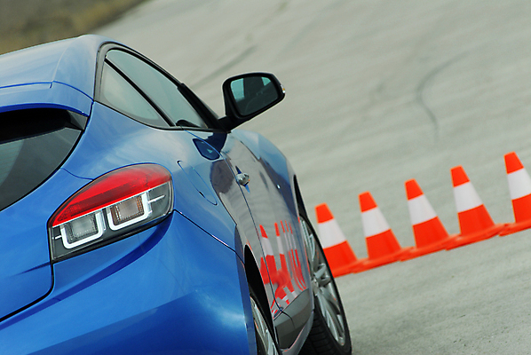 포토 JPG 해외이미지 라이프스타일 디자인 도로 스포츠 여행 비즈니스 부분 교통시설 모션 자동차 거리 사람없음 파란색 힘 회색 운전 바퀴 운전사 위험 속도 타이어 조립 방법 블러 알루미늄 자동 조율 해외202009 해외포토 직업 길 육상교통 컬러 교통 컨셉 생활 시설 파일형식