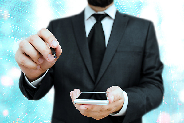 포토 JPG 해외이미지 손 디자인 도로 호수 여행 백그라운드 컨셉 지도 인터넷 표시 모바일 거리 풍경 사람없음 건물 스마트폰 핸드폰 세트 사무실 스크린 웹 터치 잡기 도시 플랫 어플리케이션 스마트 흔적 사인 검색 와이파이 위치 네비게이션 GPS 대패 루트 충고 해외202009 해외포토 건축물 길 비즈니스 교통시설 모션 신체부위 전자제품 스마트기기 무선인터넷 파일형식