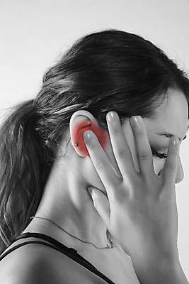 포토 JPG 해외이미지 서양인 여자 흑백 실내 한명 상반신 성인 옆모습 눈감음 고통 귀 성인여자한명만 해외202009 해외포토 외국인 1 감정 뷰포인트 모션 촬영기법 사람 내부 신체부위 여자한명만 성인여자만 파일형식