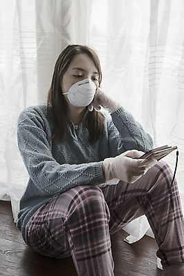 포토 JPG 해외이미지 라이프스타일 여자 컨셉 주택 마스크 한명 들기 안전 사람 앉기 일상 옆모습 10대 스마트폰 지루함 예방 고립 십대여자한명만 코로나바이러스 포스트코로나 해외202009 델타변이바이러스 위드코로나 해외포토 1 감정 뷰포인트 모션 청소년 건물 라이프 생활 핸드폰 스마트기기 바이러스 사회이슈 여자한명만 십대여자만 파일형식